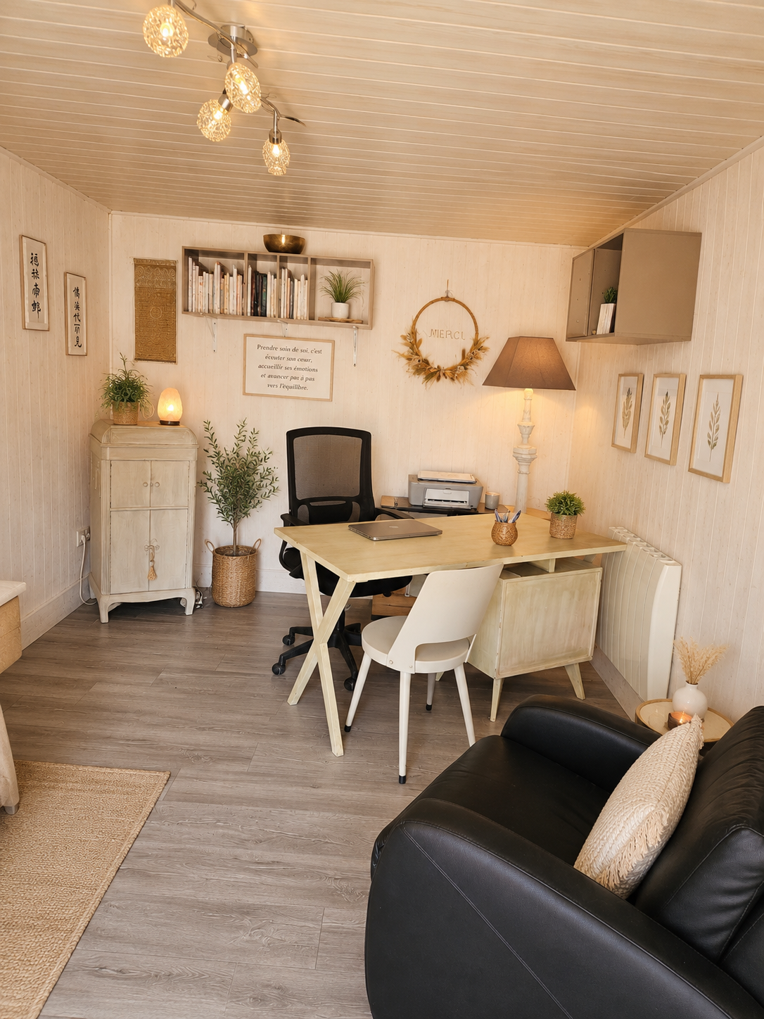 Le cabinet d'ergothérapie à Waben : bureau lumineux, bibliothèque et espace d'atelier